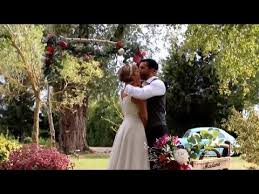Lors d'une mariage en intérieur, les mariés laissent généralement leurs invités sortir et font ensuite leur sortie sous les pétales de fleurs, confettis ou autre. Mariage Champetre Exterieur Pauline Et Bertrand Ceremonie Exterieure Guirlande Guinguette Youtube