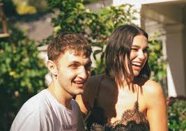 Do dua lipa and anwar hadid live together? Step Feed