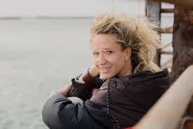Catherine (cath) luyten (koewacht, 18 juni 1977) is een belgische televisiepresentatrice en reportagemaakster. Cath Luyten Read My Lips