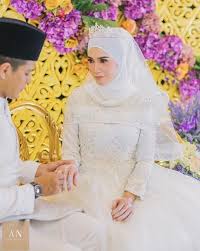 Serius suria g mlm berinai member.berseri² ala² diraja, hihi :d. Izreen Azminda Pilih Dress Moden Warna Putih Rai Majlis Persandingan Lepas Setahun Kahwin So Sweet Hijabista