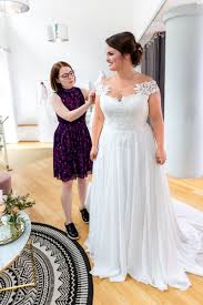 Curvy Brautkleid Bei Unserem Curvy Bride Shooting In Kiel Haben Wir Gezeigt Dass Auch Frauen Abseits Von Size Z In 2020 Curvy Wedding Dress Curvy Bride Curvy Wedding