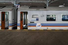 Gambar kereta bawa bendera pas. Aturan Keselamatan Naik Kereta Api Penumpang Wajib Patuhi Ini Safety Sign Indonesia Rambu K3 Lalu Lintas Exit Emegency Label B3