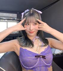 TWICEモモ、破格のMV衣装でグラマラスボディ強調