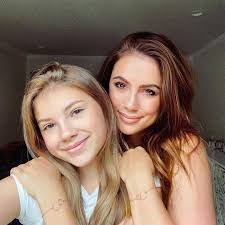 🤍 @to.mydaughter @yasmina.diringerova 🤍 #tomydaughter #bracelets  #matching #twins #matchingbracelets #momdaughter #mamadcera #youngmom  #maminka #daughterlove #daughtergoals #loveyou #mojedcera