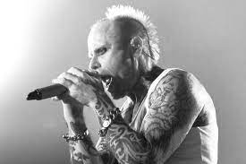 Er wurde am montag in seinem haus in essex tot aufgefunden. Keith Flint Stars Trauern Um Den The Prodigy Sanger Gala De