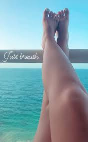 La mesa cuesta 80.000, las sillas cuentan 40.000 y la cama cuesta 80.000 francos. Laura Carmine S Feet Wikifeet