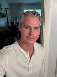 Hey guys is anyone throwing Halloween parties either this weekend or  Halloween weekend? 👀