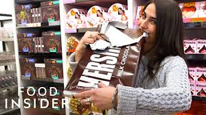 Give five pounds of candy bar love as a gift this holiday season, or start dropping hints for one for yourself, anytime! Big Candy Bars At Hershey S Chocolate World Youtube