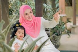 Penyanyi kesayangan rakyat malaysia, datuk seri siti nurhaliza telah selamat melahirkan bayi lelaki pada pukul 6.21 pagi hari. Dato Siti Nurhaliza Cerai