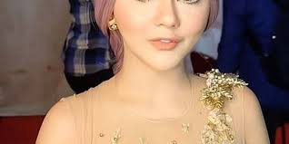FOTO: Pilih Mekeup Flawless, Jenita Janet Makin Cantik Bak Boneka