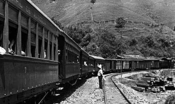 El ferrocarril de Antioquia se inauguró en el año 1929 cuando la primera  locomotora cruzó el Túnel de La Quiebra, este fue uno de los proyectos más  ambiciosos del departamento por la