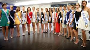 Iris mittenaere a succédé à camille cerf comme reine de beauté. Qui Pour Succeder A Camille Cerf Et Iris Mittenaere