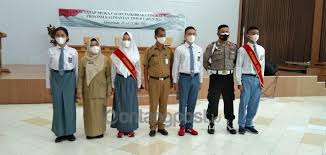 Jika sebuah kertas memiliki ukuran 12 cm dan 15 cm lalu diletakkan ke sebuah karton. Bikin Bangga Murid Sma Vidatra Bontang Lolos Paskibraka Nasional 2021