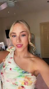 Marnie Davies's Instagram, Twitter & Facebook