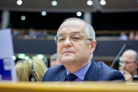 Emil boc prime minister of romania was escorted to the rostrum. Cum AratÄ Èi Cu Ce Se OcupÄ Acum Fiica Lui Emil Boc Cezara Boc Este Extrem De FrumoasÄ Èi Este VedetÄ Èi Pe Tik Tok