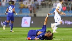 ماذا يفعل عموري بصحبة نجم مانشستر سيتي صورة موقع سبورت 360 ظهر عمر عبد الرحمن عموري لاعب الهلال السعودي خلال عملية التأهيل التي خضع Sports