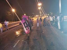 Kasatlantas polres mojokerto, akp randy asdar mengatakan korban meninggal bernama aqila usia 10 bulan yang mengalami luka parah dalam keadaan kritis menjalani perawatan medis di rumah sakit sumberglagah. Bayi 10 Bulan Maut Kemalangan Dua Kereta