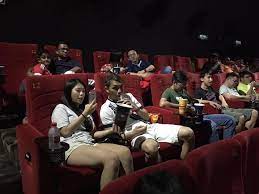 Gua memang bengang dgn tgv kinta city ipoh, kisahnya begini, gua bawak org rumah gua dan 2 org anak sedara gua menonton filem 'pontianak vs orang minyak ' pukul 8.10 mlm tdi, gua beli tiket utk 4 org harga rm42.00, sbelom gua nk masuk gua snggah la beli pop corn utk budak2. Premier League Live Match At Selected Tgv Cinemas