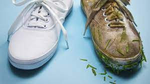 Mettre de l'eau très légèrement savonneuse sur une éponge, laver délicatement les chaussures de sport sans trop les mouiller (notamment lorsqu'il s'agit de running), sécher à l'aide d'un chiffon sec pour les. Comment Nettoyer Basket Blanche En Quelques Astuces Malignes