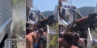 Il pullman è infatti volato giù per 20 metri. Btdpuxb Y9umm