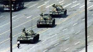 1989 年 6 月 3 晚上，年僅 17 歲的蔣捷連，在北京天安門廣場遭槍殺。 蔣捷連的母親丁子霖，此後創立了「天安門母親」，30 多年來幾經艱辛，整合六四死難者部份名單，紀錄了 202 人的遇難經過。 å…­å››é€±å¹´ ä¸­åœ‹é‚„åœ¨å±•ç¾å¼·å¤§ å¿˜å» èƒ½åŠ› Bbc News ä¸­æ–‡