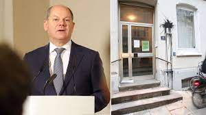 In early 2020, corona hit. Vizekanzler Olaf Scholz Vermummte Attackieren Sein Haus Politik