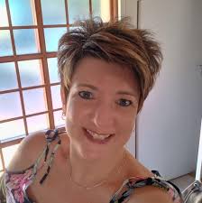 SES VINNIGE YSKASTERTE 🥧🥧 1. Jogurttert🍕 Gebruik dieselfde geur jellie  as jogurt vir hierdie resep. As jy die tert 'n ander geur wil gee, gebruik  ongegeurde vingerbeskuitjies en pas die konfyt by