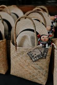 Las manualidades para boda pueden convertirse en una singular actividad con tu cortejo quienes seguramente estarán encantadas de echarte una mano. Pin En Fin De Semana Campesino