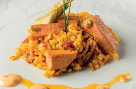 El atún rojo es inconfundible por su carne roja, que puede llegar a recordar a un buen entrecot de ternera o buey, con un sabor si no te animas a cocinar atún pero quieres probarlo yo te recomendaría darte un paseo por el mercado central de cádiz y hacer una. Arroz Con Atun De Almadraba De Barbate Diario De Gastronomia Cocina Vino Gastronomia Y Recetas Gourmet