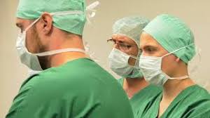 Elles sont volontiers proposées chez les patients âgés, car elles sont moins lourdes pour le patient qu'une prothèse totale du genou. La Prothese Unicompartimentale Du Genou Avec Le Robot Mako En Chirurgie Ambulatoire Youtube