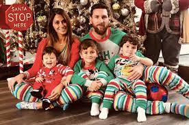 Jun 16, 2021 · lionel messi, care peste opt zile va implini 34 de ani, imbraca tricoul barcelonei de 17 ani. Alle Feiern Das Weihnachtsfoto Von Messi