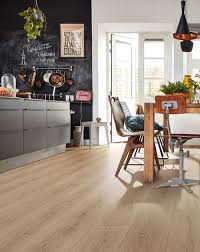 Designboden Auf Fliesen Verlegen Geht Das In 2020 Kuche Holzboden Stieleiche Haus Deko