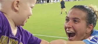 La historia detrás de la foto de la futbolista y el niño sin extremidades