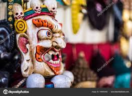 Bhairav 面具悬挂在尼泊尔市场——图库图片© GekaSkr 184943652