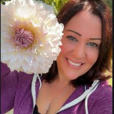 Should dahlia tubers be washed or left dirty?