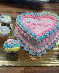 Some pastel magic for a Swiftie turning 10 today! ✨🌈#vintagecakes  #heartcake #taylorswift #lover #eras