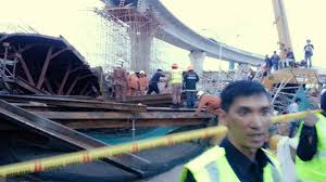 Bahagian sepanjang 30 meter itu runtuh dan menghempap sebuah kereta. Jiwa Kental Jambatan Kedua Pulau Pinang Runtuh 8 Gambar