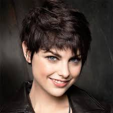 Une coupe visage rond légère et féminine. Modeles De Coiffure Coiffure Femme