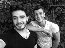 His brother i̇smail ege şaşmaz is also an actor. Oyuncu Ismail Ege Sasmaz Ve Aytac Sasmaz Dan Kardes Pozu Magazin Haberleri Fiskos Haberleri