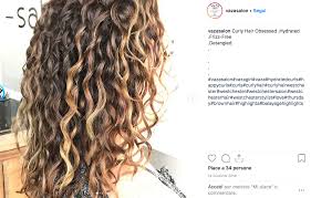 I colpi di sole, o colpi di luce, servono a dare movimento e dimensione ai capelli grazie a riflessi personalizzati e brillanti. L Effetto Del Balayage Sui Capelli Ricci Vogue Italia
