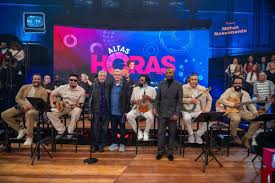 Mônica Bergamo: Altas Horas reúne Xande de Pilares, Revelação e Caetano Veloso