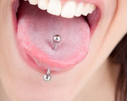 Snake eyes piercing is the piercing on the tongue's tip in which a barbell horizontally goes through the tongue. Zungenpiercing Stechen Lassen Kosten Schmerzen Heilung