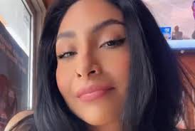 Εκπαιδευτικός εγκατέλειψε τη διδασκαλία για πιάσει δουλεία ως σερβιτόρα στα  Hooters