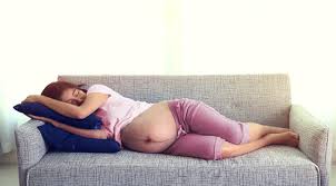 Hal lain yang bisa membantu kamu untuk mendapatkan posisi tidur yang nyaman saat hamil muda adalah menggunakan banyak bantal di. Posisi Tidur Yang Berbahaya Untuk Ibu Hamil