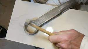 Für das bohren in fliesen oder steinzeug ist ein sauberer bohransatz das a und o. Ein Loch In Eine Fliese Bohren Hammern Und Schneiden Tipps Tricks Diybook At