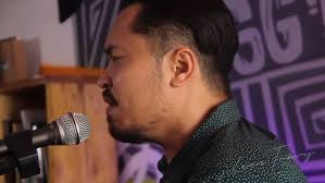 Is He The One live session by Leon Travis