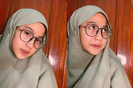 Kartun muslimah kacamata gambar kartun via gambarkartunbaru.blogspot.com. Nah Sekarang Aku Lagi Pakai Kacamata Dari My Eyewearid My Eyewearid Ini Kacamatanya Keren Bgt Lensanya Photocromic Jika Gadis Lucu Potret Diri Ekspresi Wajah