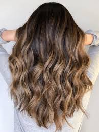 Dare un riflesso dorato e biondo ai capelli castani senza danneggiarli. Tutto Quello Che C E Da Sapere Prima Di Fare Il Balayage Vogue Italia