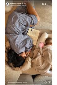 Photo : Tatiana Silva est en mission pour l'Unicef dans le sud de  Madagascar en Avril 2023. Centre de santé de Sampiona, Vorila 8 mois, dans  les bras de Tatiana prenant son