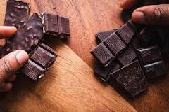 9 Benefits of Dark Chocolate & How Much You Should Eat